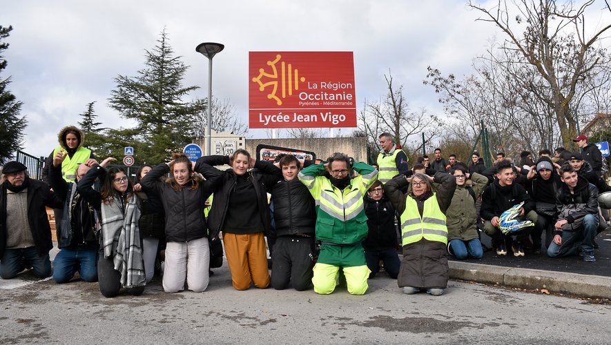 Quelques dizaines de lycéens, soutenus par des gilets jaunes se sont symboliquement agenouillés devant la sous-préfecture de Millau et le lycée Jean-Vigo. 