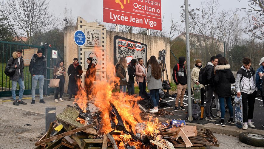 Deuxième jour de blocus au lycée Jean-Vigo de Millau, où les jeunes promettent de poursuivre le mouvement.