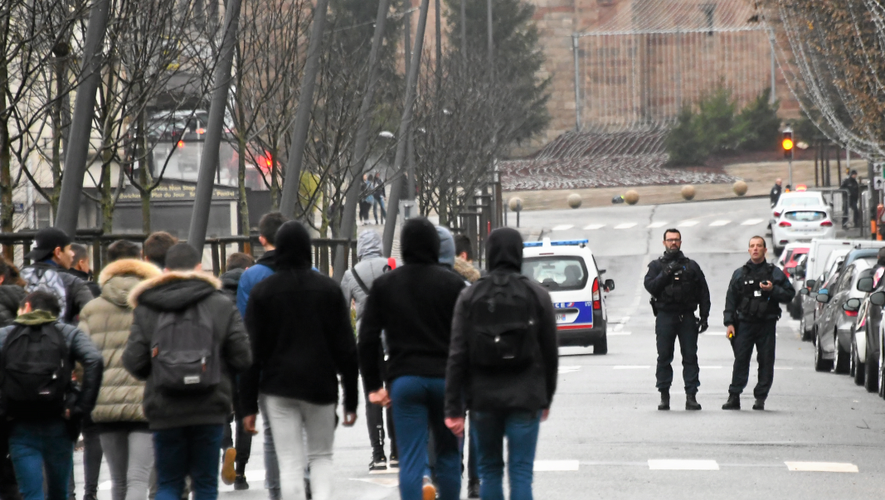 Des élèves du lycée Monteil de Rodez, interpellés lundi par la police. 