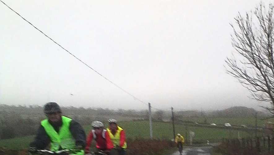 Les cyclistes ont bravé les conditions météorologiques avec le sourire.