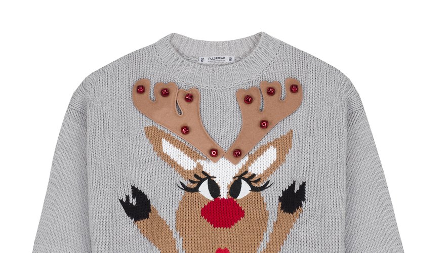 Le pull de Noël de la marque Pull & Bear met en avant un renne femelle au make-up irréprochable.