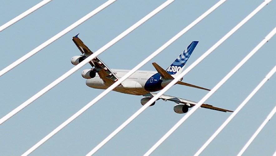 Un Airbus A380 survolant le viaduc de Millau.