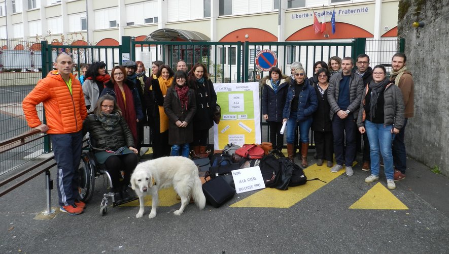 Les enseignants des lycées Raymond-Savignac à Villefranche, réunis devant les cartables déposés à l’entrée de l’établissement.