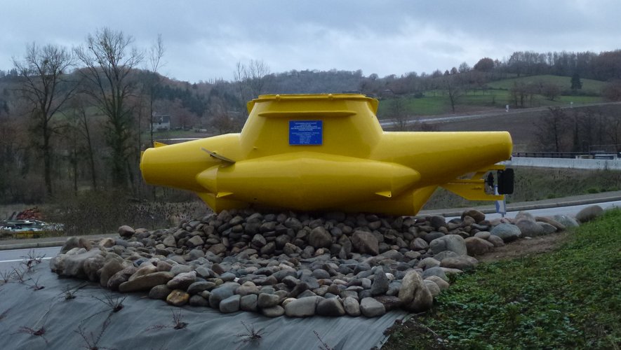 Un sous-marin jaune posé sur le rond-point situé sur la route d’Estaing.