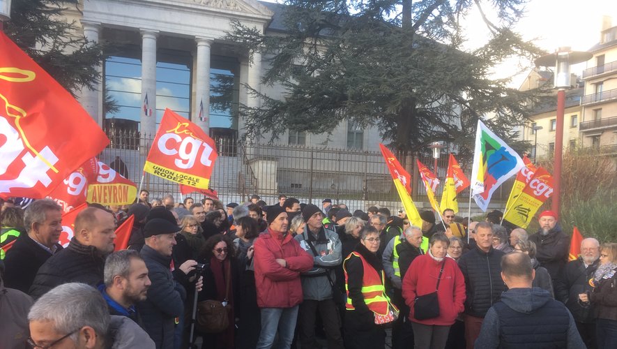 Une centaine de manifestants s'est retrouvée, vendredi 14 décembre, devant le tribunal à Rodez.