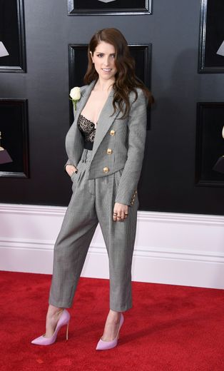 L'actrice Anna Kendrick a joué la carte du tailleur masculin aux Grammy Awards, avec un pantalon large, signé Balmain, qu'elle a féminisé avec un top en dentelle. New York, le 28 janvier 2018.