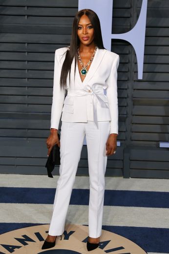 Pour l'after party des Oscars, organisée par Vanity Fair, Naomi Campbell a choisi un tailleur blanc immaculé signé Alexandre Vauthier. Une tenue qu'elle porte avec des escarpins noirs et un imposant collier. Beverly Hills, le 4 mars 2018.