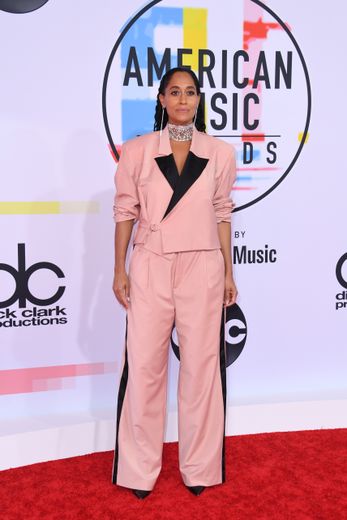 L'actrice Tracee Ellis Ross était sublime à la cérémonie des American Music Awards, s'illustrant dans un costume rose et noir signé Pyer Moss. Los Angeles, le 9 octobre 2018.