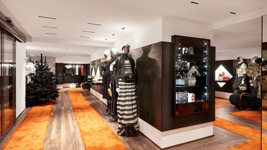 La collection Croisière 2018/19 est présentée dans la boutique éphémère Chanel de Courchevel.