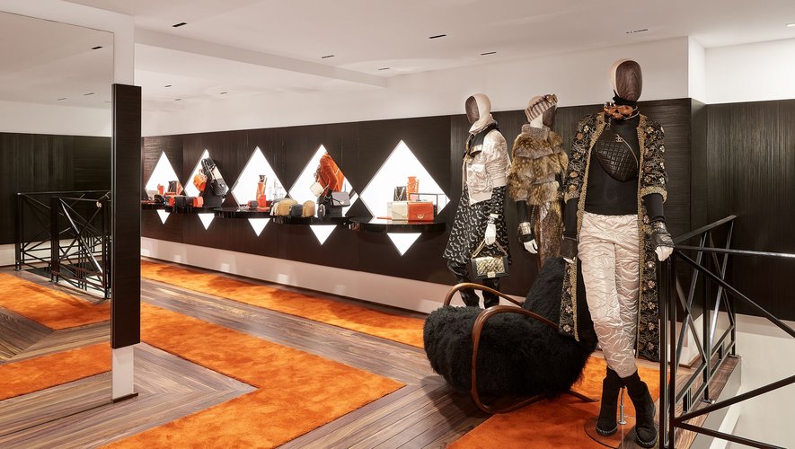 La collection Prêt-à-Porter Automne-Hiver 2018/19 de la boutique éphémère Chanel de Courchevel. Tout près, se situe l'escalier qui mène aux souliers de la marque de luxe.