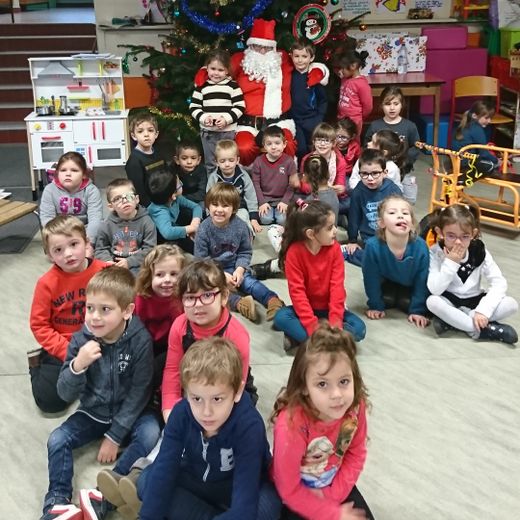 Le père Noël a rendu visite aux écoliers de la maternelle Anne-Frank