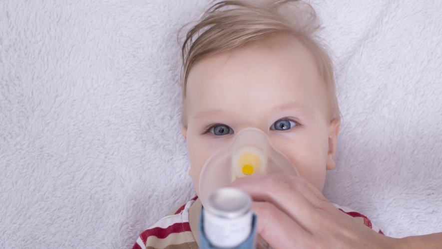 La bronchiolite est une maladie respiratoire très fréquente chez les nourrissons et les enfants de moins de 2 ans, due le plus souvent au virus respiratoire syncytial (VRS) qui touche les petites bronches.