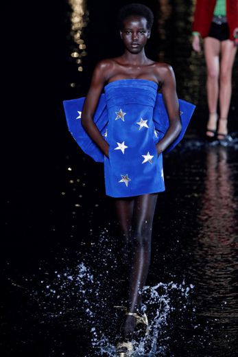 Adut Akech est élue "Mannequin féminin de l'année 2018" par l'industrie de la mode, selon Models.com.