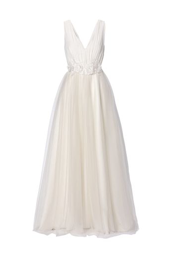 La robe décolletée sans manche, jupon en tulle et ceinture fleurie de C&A (179,90€).