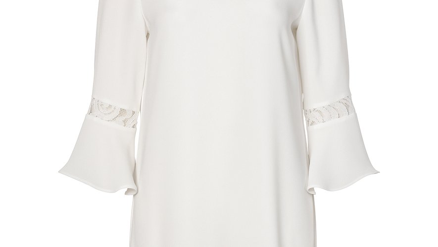 La robe courte détails en dentelle, manches ¾ évasées de C&A (59,90€).