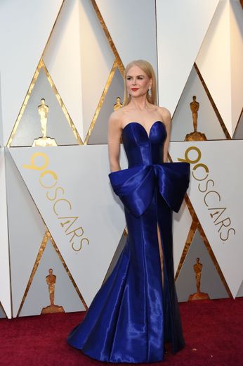 Difficile de faire plus glamour que Nicole Kidman aux Oscars. L'actrice s'est illustrée dans une robe d'un bleu satiné, fendue sur le devant, agrémentée d'un noeud XXL au niveau du ventre. Une création signée Armani Privé. Hollywood, le 4 mars 2018