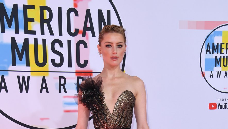 L'actrice Amber Heard brillait de mille feux dans une somptueuse robe bustier scintillante Ralph & Russo pour les American Music Awards. Los Angeles, le 9 octobre 2018.