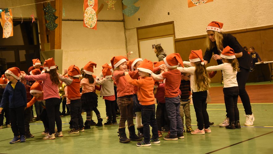 Les enfants de maternelle ont dansé. Ci-dessous : ceux du primaire ont chanté et le public a apprécié.