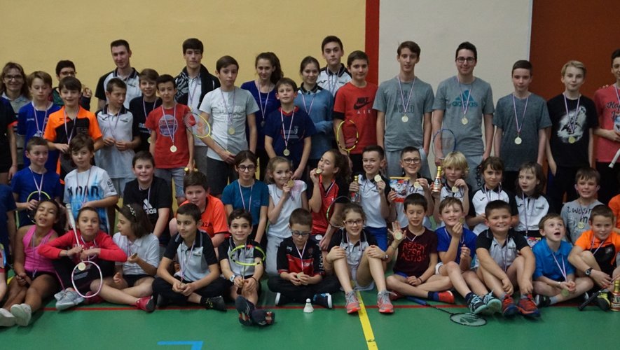 Les jeunes licenciés du club de badminton réunis pour le tournoi  et le goûter de Noël.