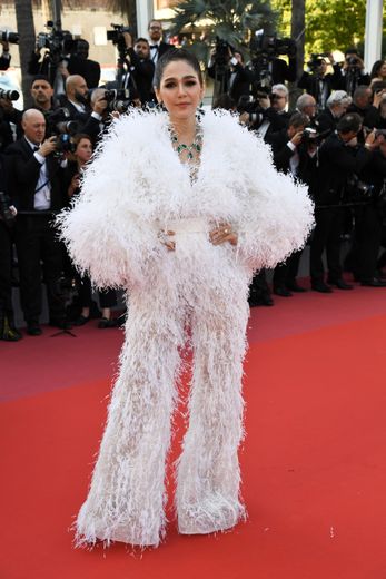 L'actrice Araya Hargate, qui foule généralement le tapis rouge dans des tenues ultra glamour, s'est loupée cette année avec cette combinaison pantalon d'un genre douteux. Cannes, le 11 mai 2018.
