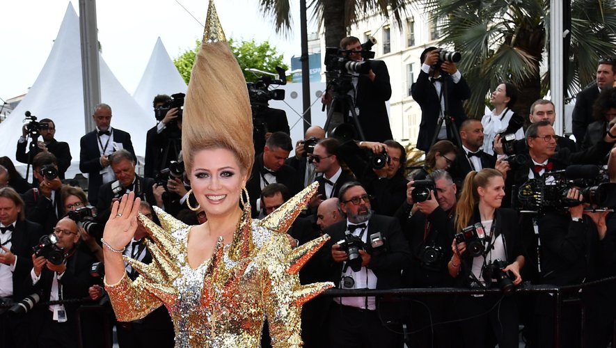 Connue pour ses looks excentriques à chaque Festival de Cannes, Elena Lenina n'a pas déçu cette année, arborant une robe métallique style hérisson et une coiffure tout droit sortie du futur. Cannes, le 8 mai 2018.