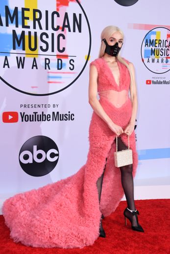 Si la chanteuse Poppy a opté pour une robe assez chic pour les American Music Awards, on se demande encore pourquoi elle a accessoirisé sa tenue avec un tel masque... Los Angeles, le 9 octobre 2018.