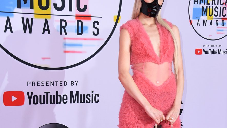 Si la chanteuse Poppy a opté pour une robe assez chic pour les American Music Awards, on se demande encore pourquoi elle a accessoirisé sa tenue avec un tel masque... Los Angeles, le 9 octobre 2018.