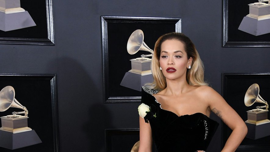 Pour la 60e cérémonie des Grammy Awards, Rita Ora a frappé fort avec une robe asymétrique très (très, très) fendue sur le côté, révélant le haut de sa cuisse. So sexy ! New York, le 28 janvier 2018.