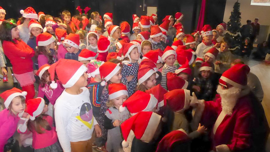 Après le spectacle, les enfants étaient fiers d’accueillir le père Noël.
