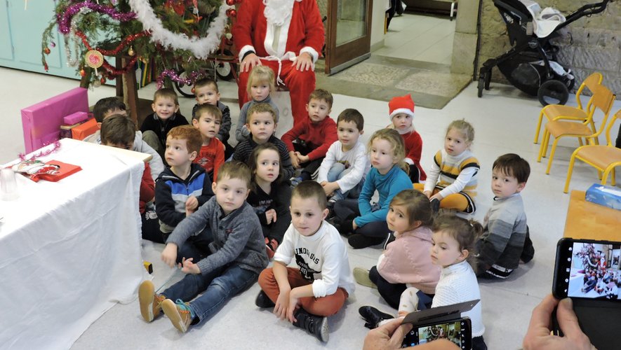 Les enfants ont entouré le père Noël.