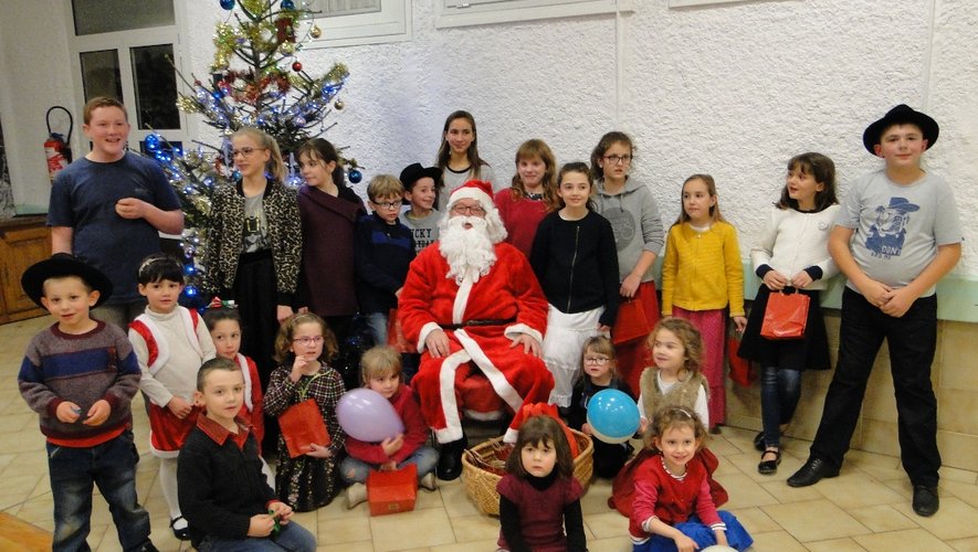 Les enfants étaient heureux de poser avec le père Noël.