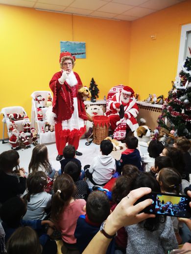 La Mère Noël a raconté des contes aux enfants