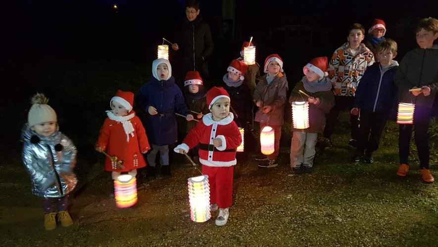 Les enfants étaient ravis de parcourir le village avec des lampions.