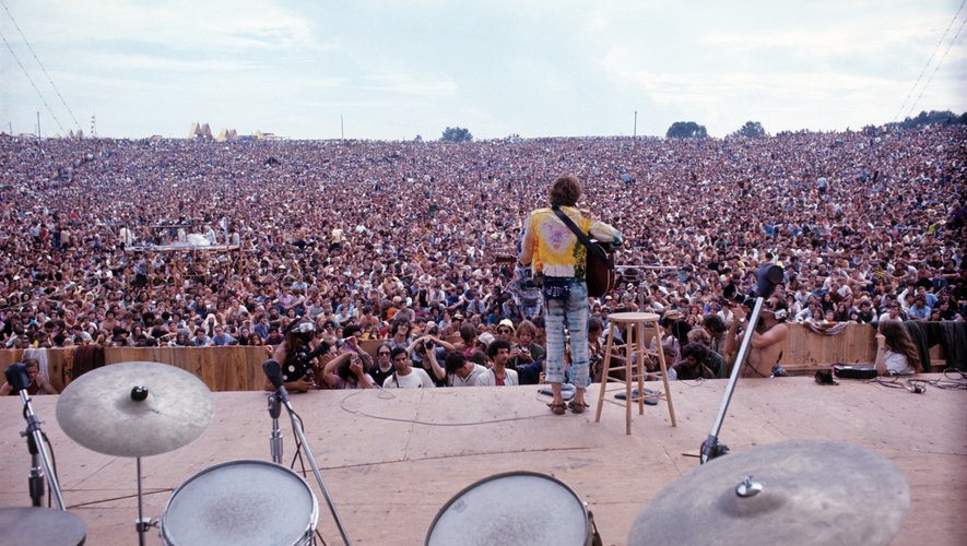 Le chanteur John Sebastian lors du deuxième jour du Festival de Woodstock en 1969.