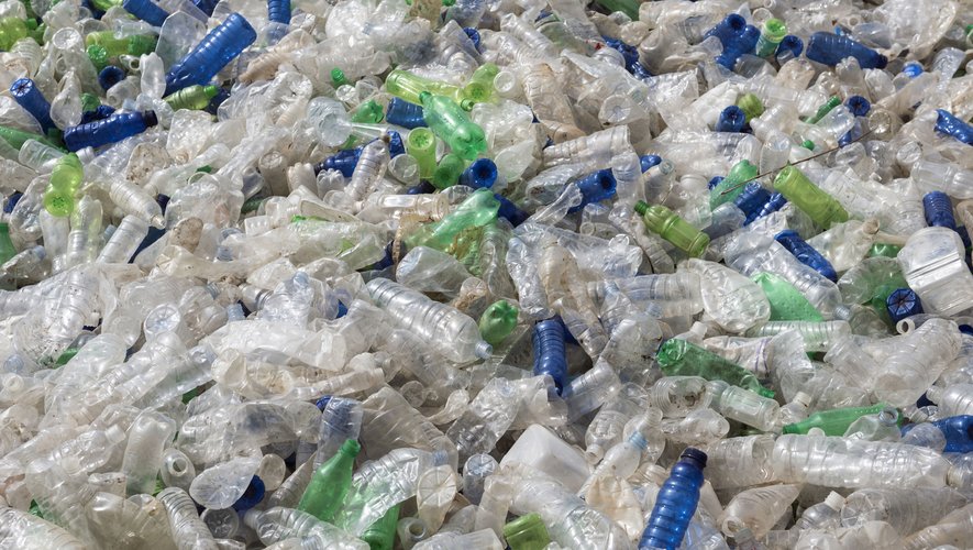 En France, avant l'interdiction, 5 milliards de sacs plastique fins étaient distribués annuellement en caisse et 12 milliards pour d'autres usages.