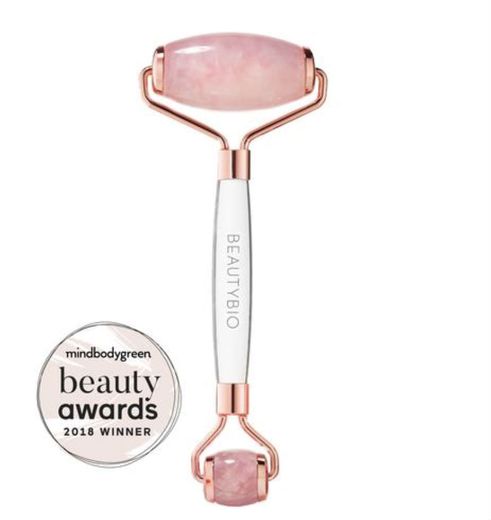 Rouleau de massage facial en quartz rose BeautyBio