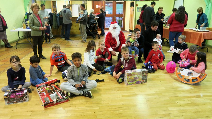 Les 29 enfants de la commune ont fait un bel accueil au père Noël