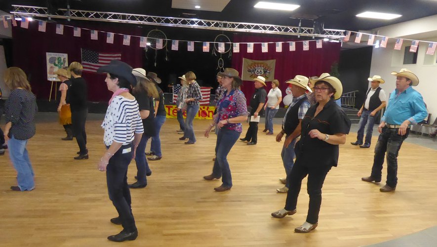 Tous ces passionnés de danse country ont vécu un moment festif et convivial.