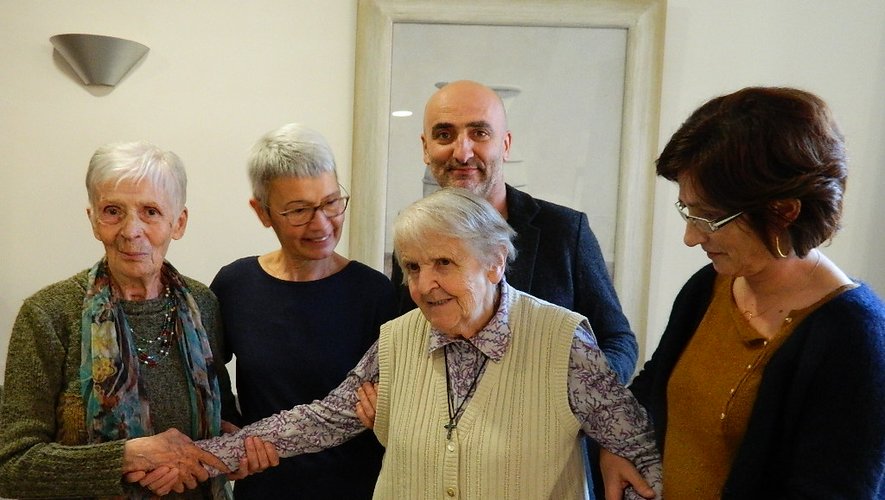 Sœur Marie-Odile entouréede ses anciennes collaboratriceset de M. Vidal.