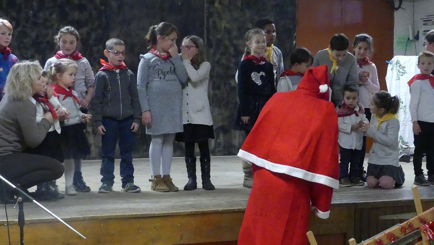Les enfants émerveillés à l’arrivée du père Noël.