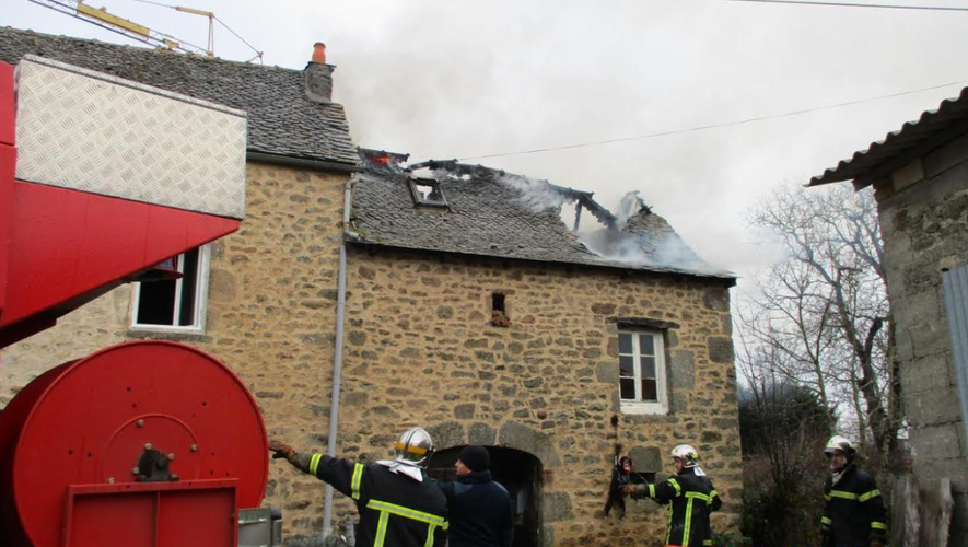 A Saint-Félix-de-Lunel, le feu s'est déclaré dans un appenti attenant à une maison.