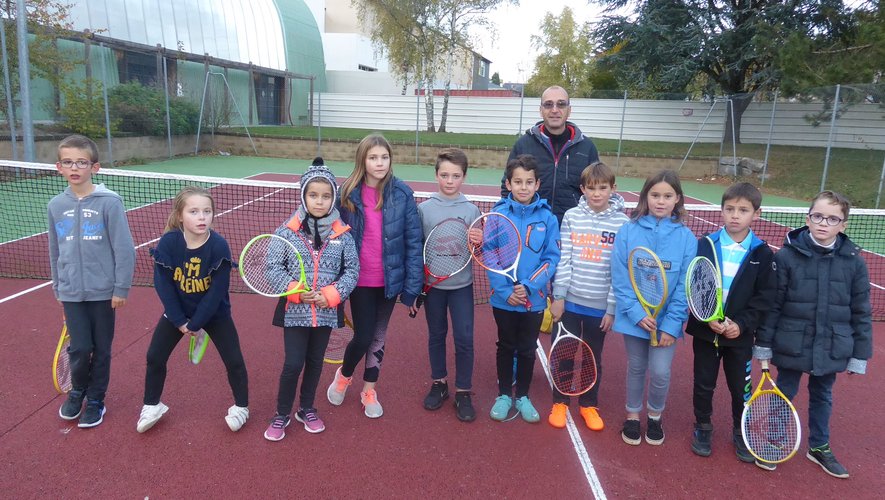 Des élèves des classes CE2/CM1/CM2 des écoles de La Primaube initiés au tennis avec Nicolas Grillat-Rondolat.