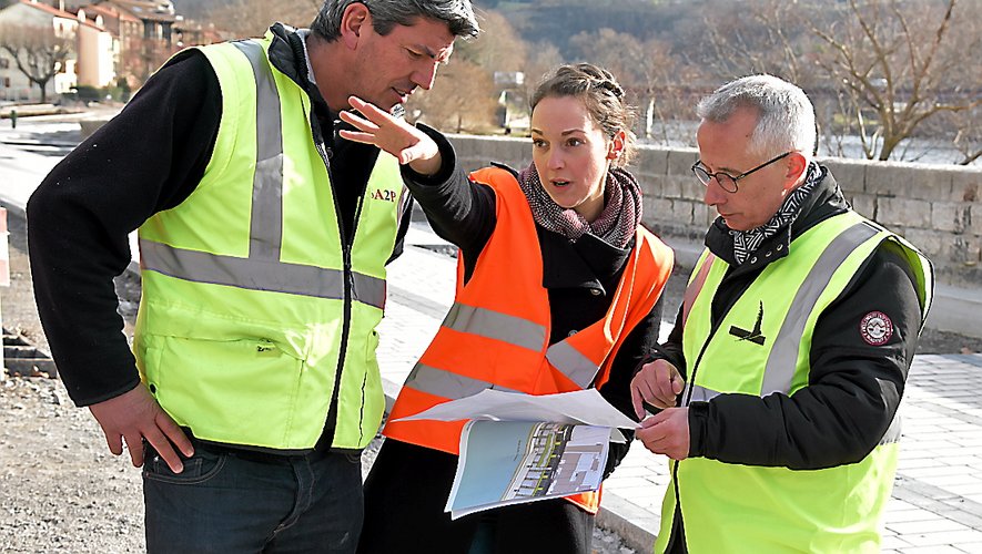 Le maire (à droite) sur le chantier de réaménagementdes quais Sully-Chaliès.