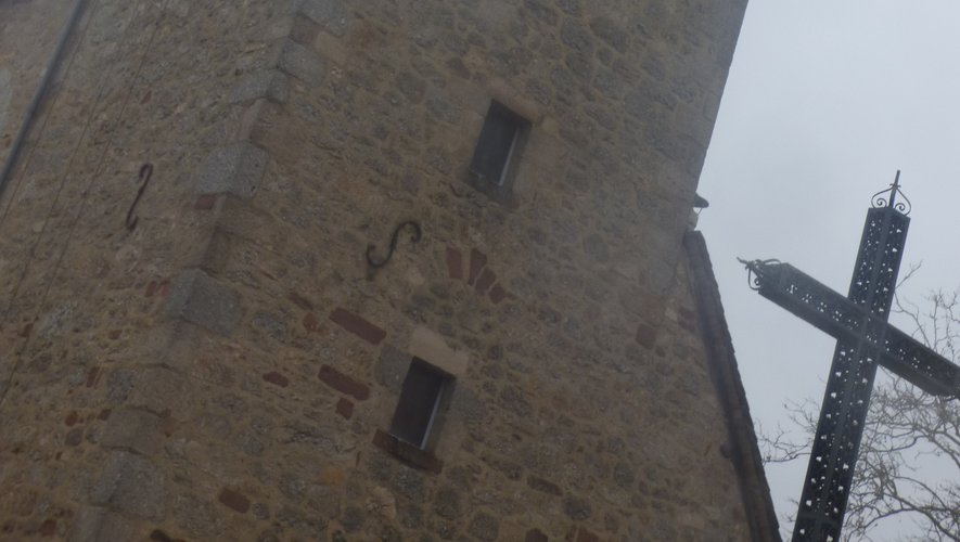 La cloche descendant du clocher par l’ouverture sud.
