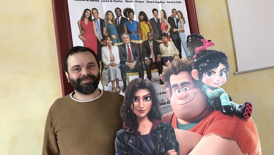 Arnaud Segond, le directeur de La Strada, le cinéma de Decazeville, aux côtés de Ralph et sous l’affiche du film le plus attendu de l’année 2019 et qui risque de faire le buzz.