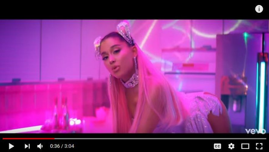 Ariana Grande dans le clip de "7 rings"
