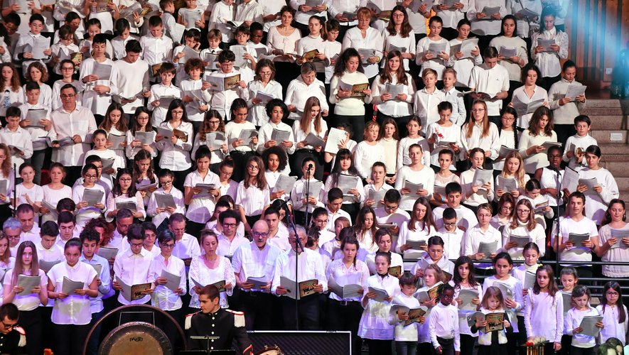 Ce concert Tchikidan à l'Amphithéâtre de Rodez a réuni à l'unisson 500 élèves du Conservatoire et la Musique des parachutistes de Toulouse. 