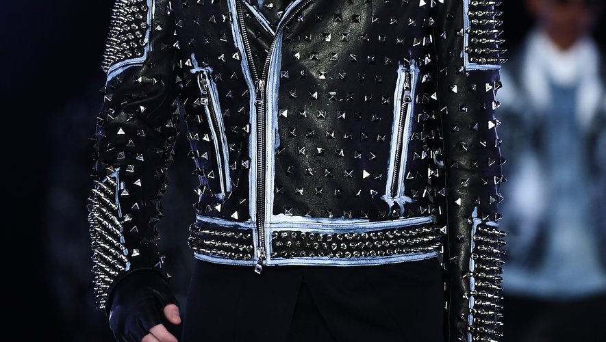 Rock et rebelle, la collection de Balmain Homme puise son inspiration dans les looks d'icônes comme Michael Jackson. Le tout agrémenté de costumes impeccables, pour hommes et femmes, honorant l'héritage de la maison. Paris, le 18 janvier 2019.