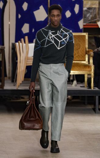 Hermès se distingue à travers un travail exceptionnel des matières, proposant une silhouette assez épurée mais ultra sophistiquée. Paris, le 19 janvier 2019.