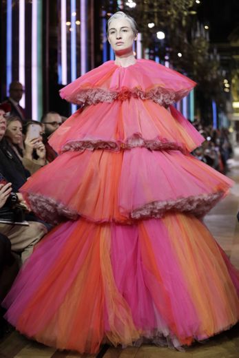 Tout en couleurs, avec quelques touches de rose shocking, les mannequins portent des robes imposantes faites de multiples volants, évoquant des bouquets de fleurs géants. Paris, le 21 janvier 2019.